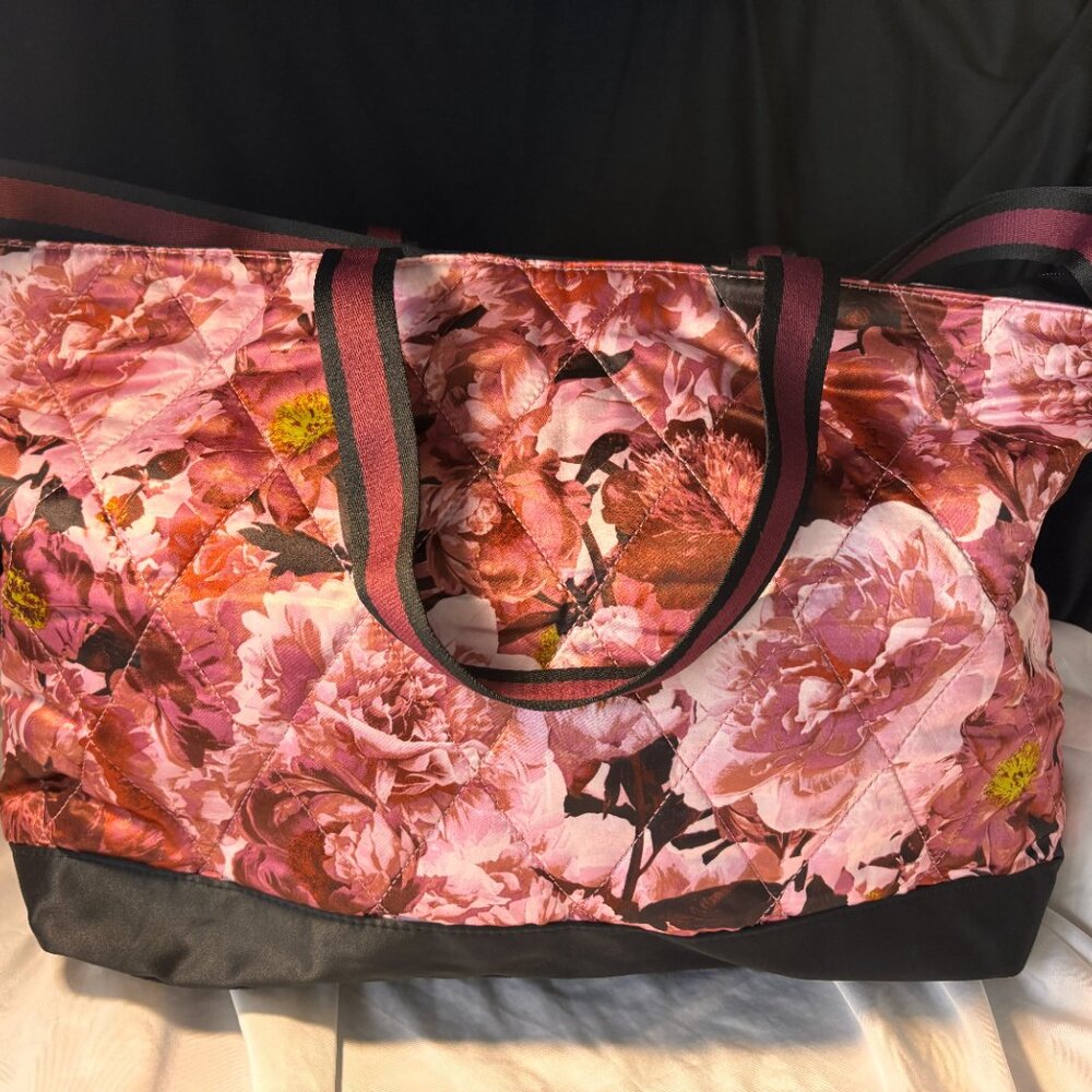 Victoria’s Secret Quilted Floral Tote Bag NEW With Handles & Adjustable Shoulder - Picture 3 of 7